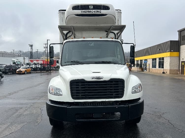 2022 Freightliner M2 106 — photo 2