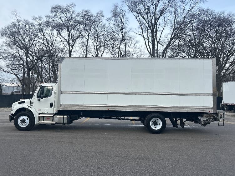 2022 Freightliner M2 106 — photo 4