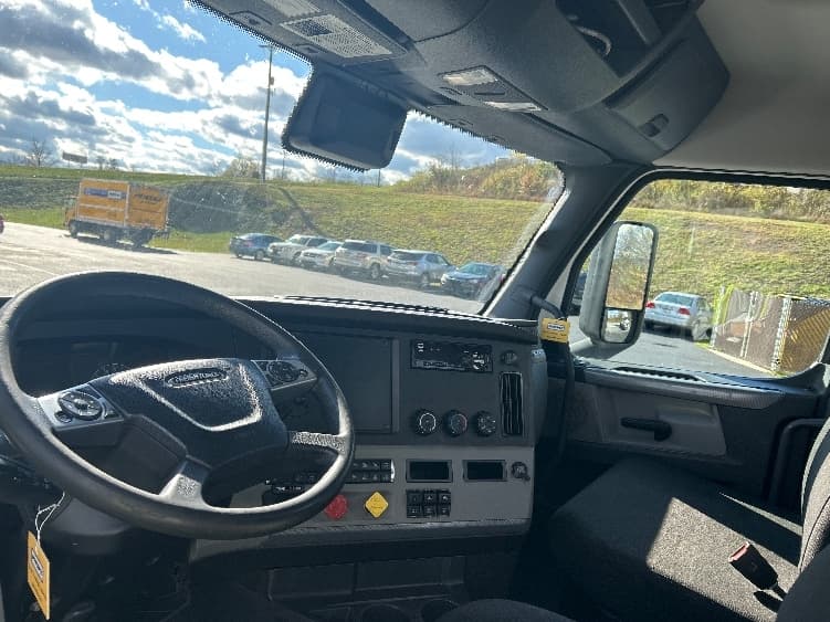 2022 Freightliner Cascadia — photo 10