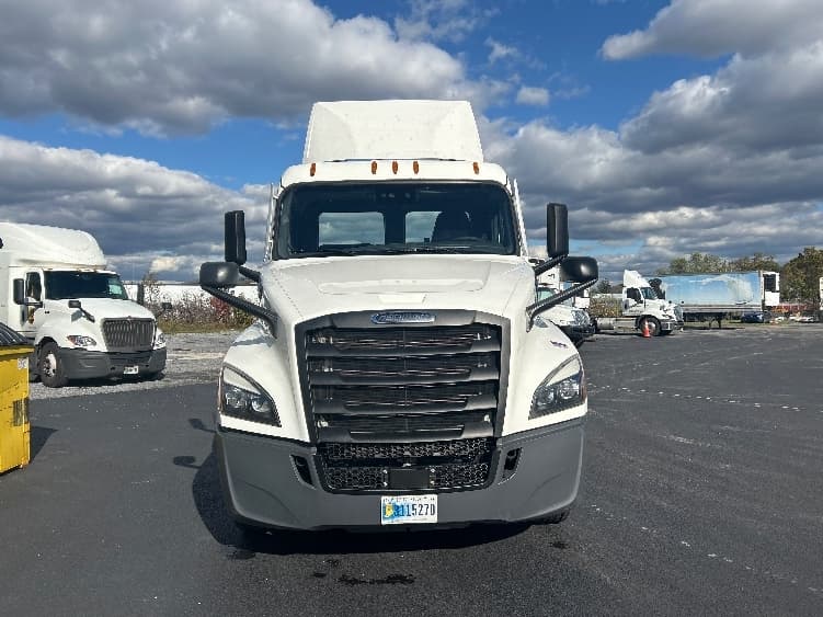 2022 Freightliner Cascadia — photo 2