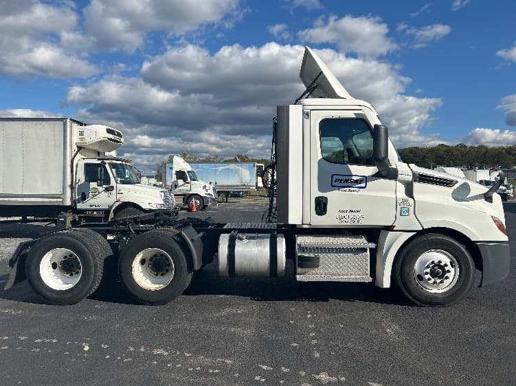 2022 Freightliner Cascadia — photo 8