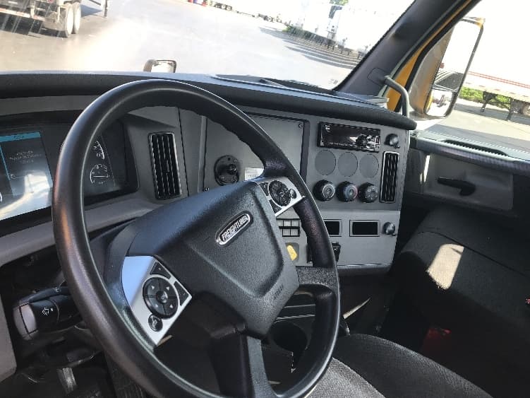 2022 Freightliner Cascadia — photo 10