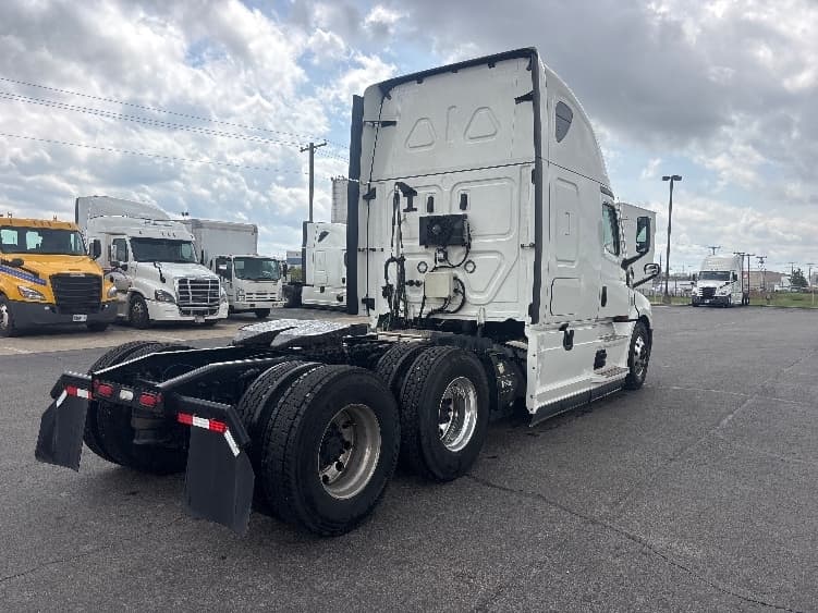 2021 Freightliner Cascadia — photo 7