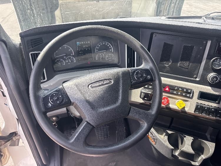 2021 Freightliner Cascadia — photo 10