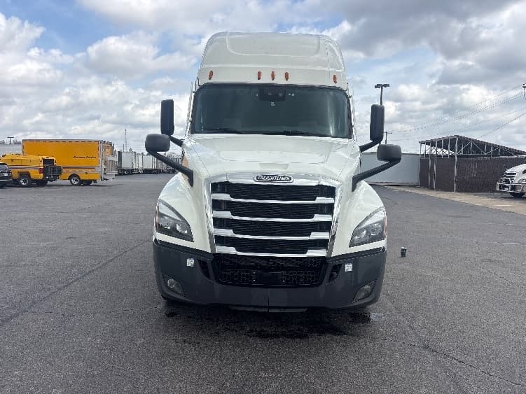 2021 Freightliner Cascadia — photo 2
