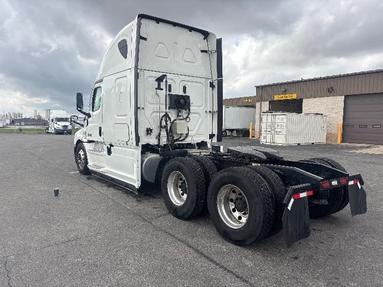 2021 Freightliner Cascadia — photo 5