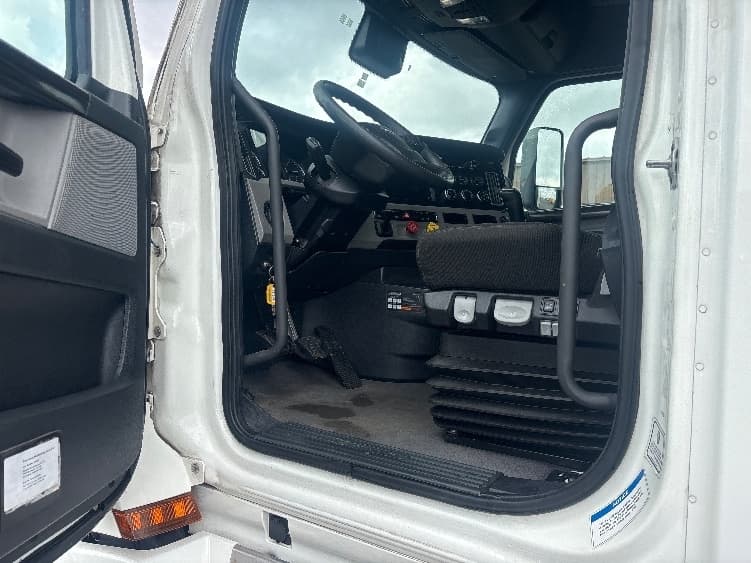 2021 Freightliner Cascadia — photo 9