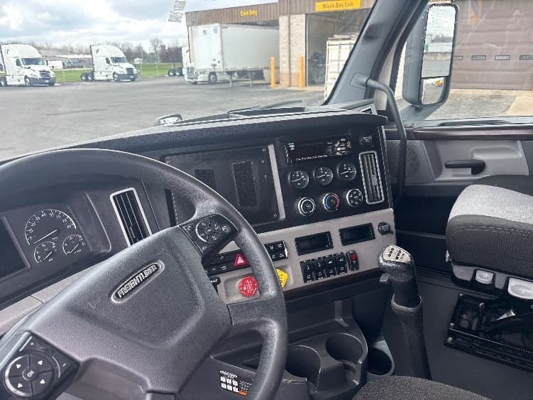 2021 Freightliner Cascadia — photo 10