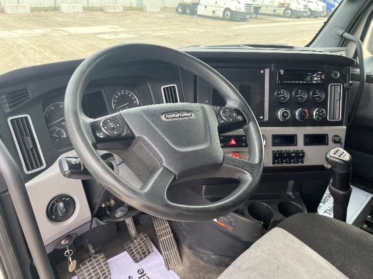 2021 Freightliner Cascadia — photo 10