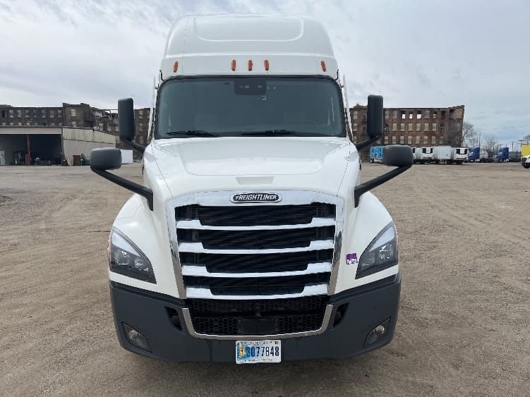 2021 Freightliner Cascadia — photo 2
