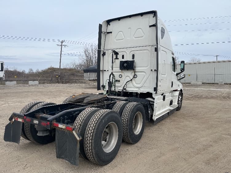 2021 Freightliner Cascadia — photo 7