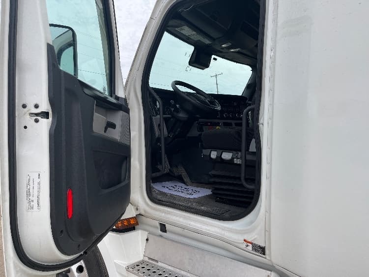2021 Freightliner Cascadia — photo 9