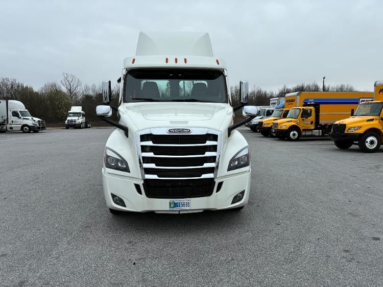 2022 Freightliner Cascadia — photo 2