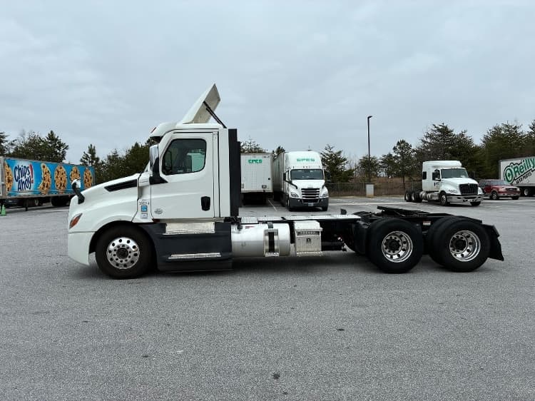 2022 Freightliner Cascadia — photo 4