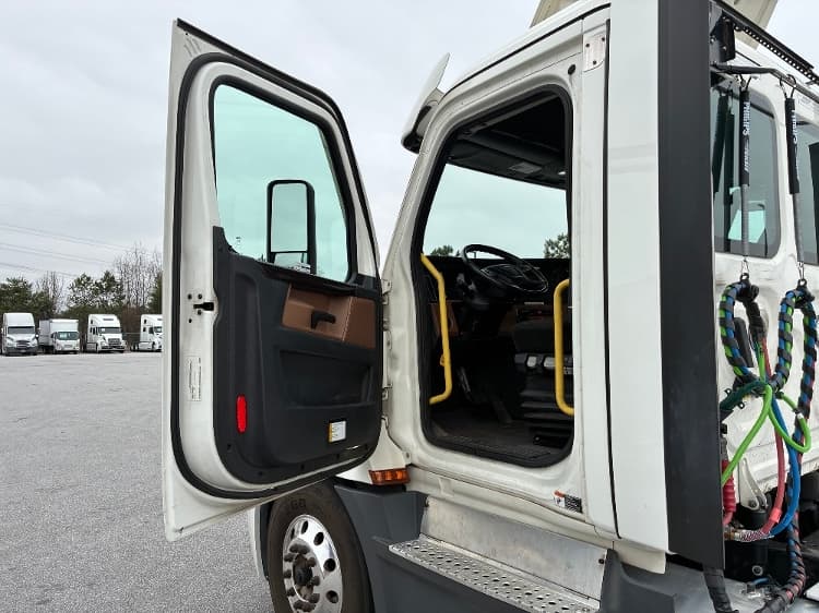 2022 Freightliner Cascadia — photo 9