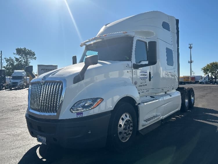 2022 International LT — photo 3