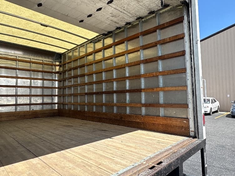 2021 Isuzu NQR — photo 10