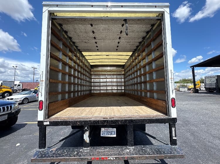 2021 Isuzu NQR — photo 8