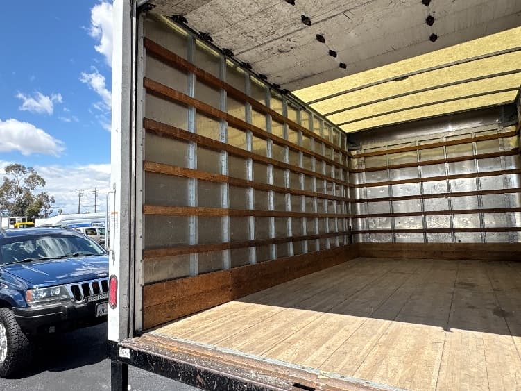 2021 Isuzu NQR — photo 9