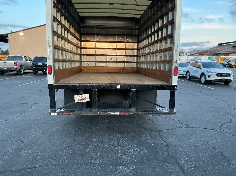 2021 Isuzu NQR — photo 9