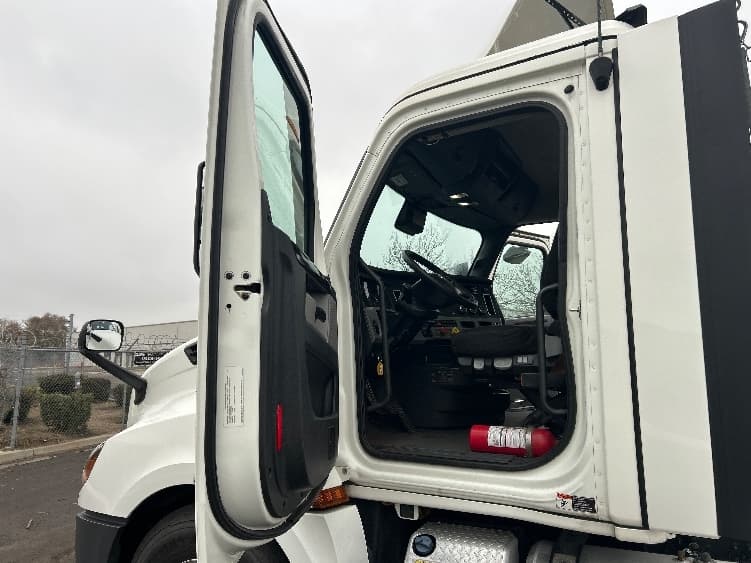 2022 Freightliner Cascadia — photo 9
