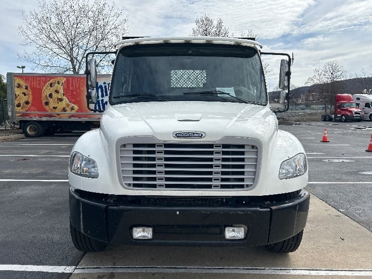 2022 Freightliner M2 106 — photo 2