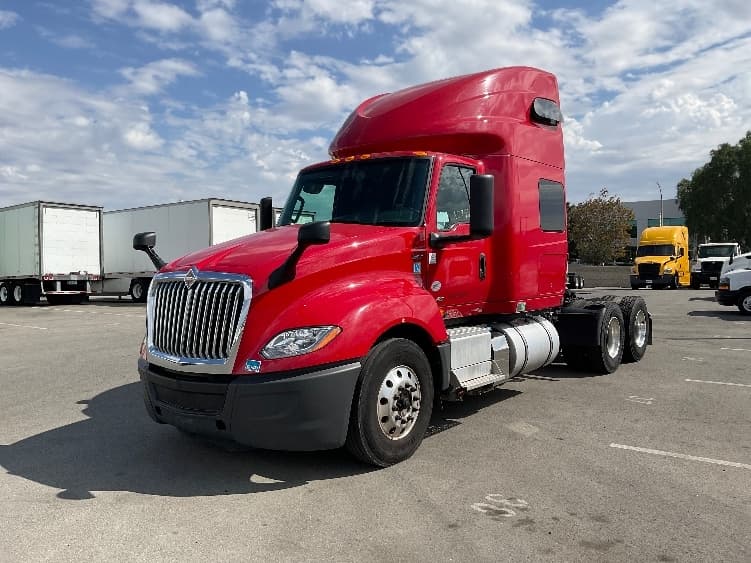 2022 International LT — photo 3