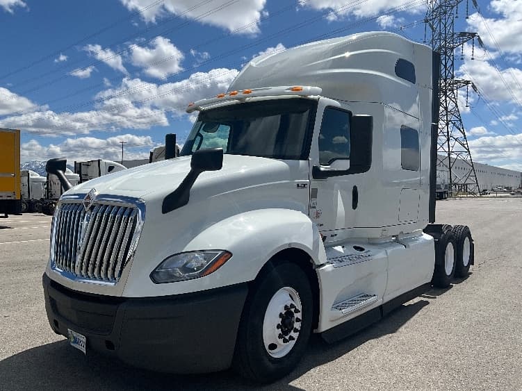 2022 International LT — photo 3