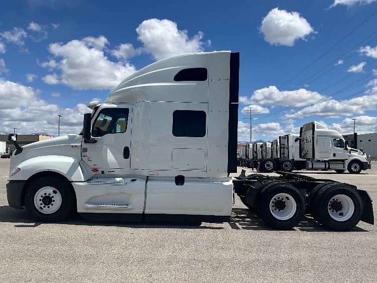 2022 International LT — photo 4