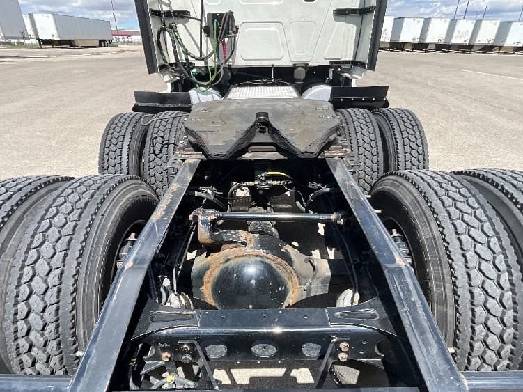 2022 International LT — photo 6