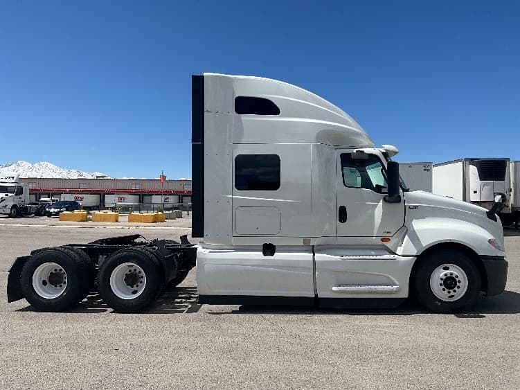 2022 International LT — photo 8