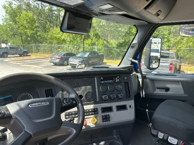 2022 Freightliner Cascadia — photo 10