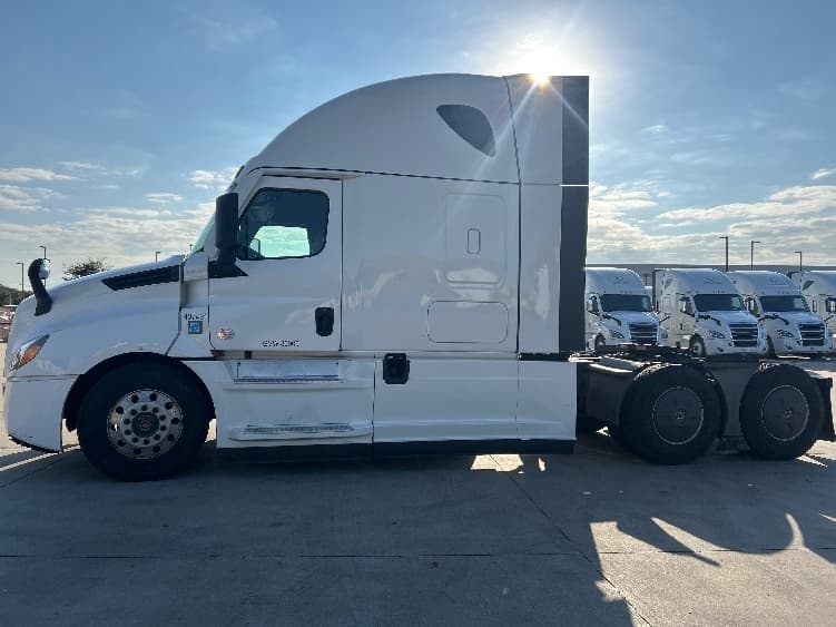 2022 Freightliner Cascadia — photo 4