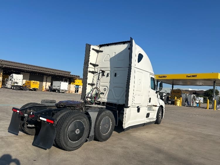 2022 Freightliner Cascadia — photo 7