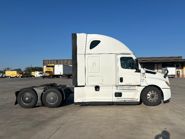 2022 Freightliner Cascadia — photo 8