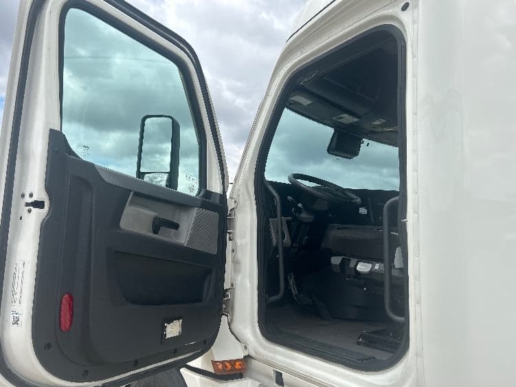 2022 Freightliner Cascadia — photo 9