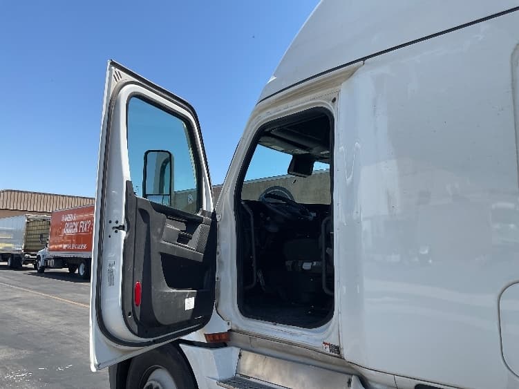 2024 Freightliner Cascadia — photo 9