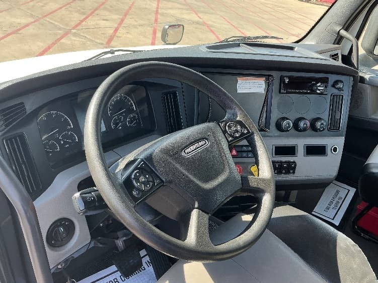2022 Freightliner Cascadia — photo 10
