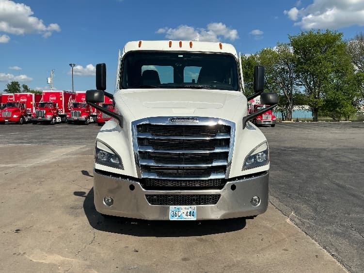 2022 Freightliner Cascadia — photo 2