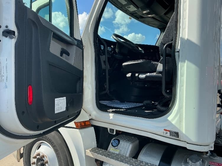 2022 Freightliner Cascadia — photo 9