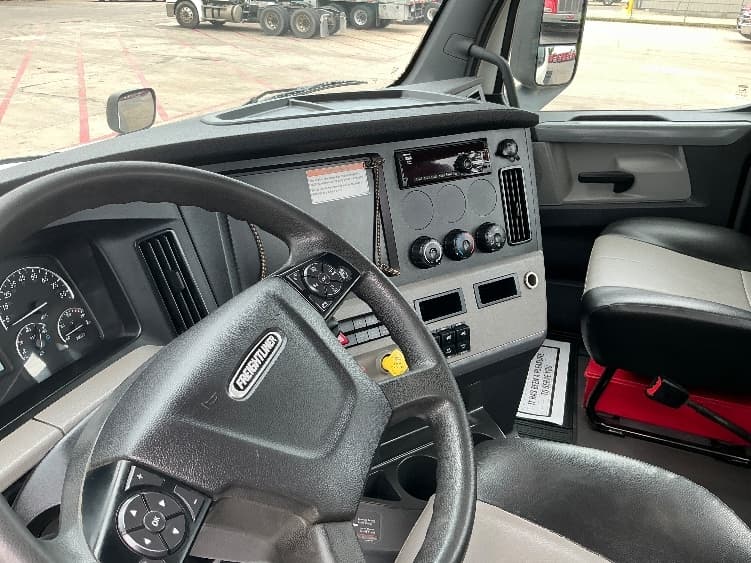 2022 Freightliner Cascadia — photo 10