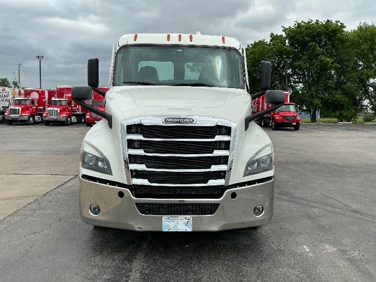 2022 Freightliner Cascadia — photo 2