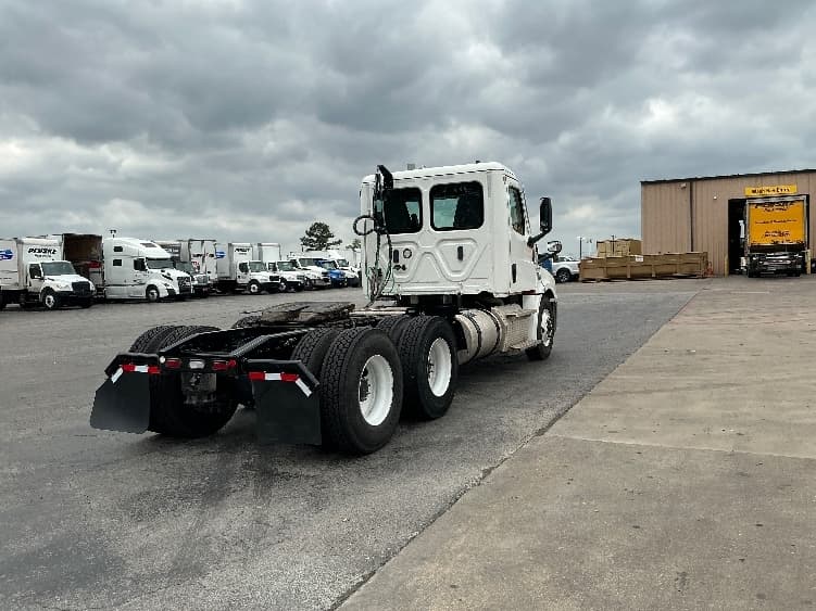 2022 Freightliner Cascadia — photo 7