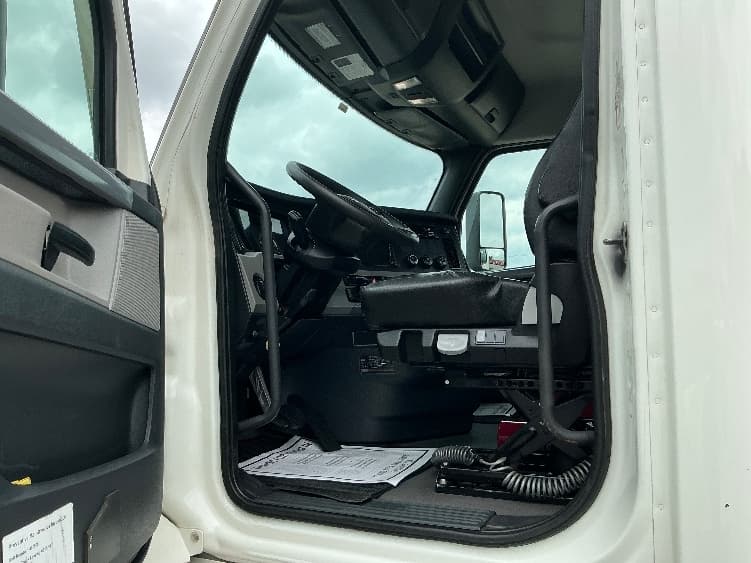 2022 Freightliner Cascadia — photo 9