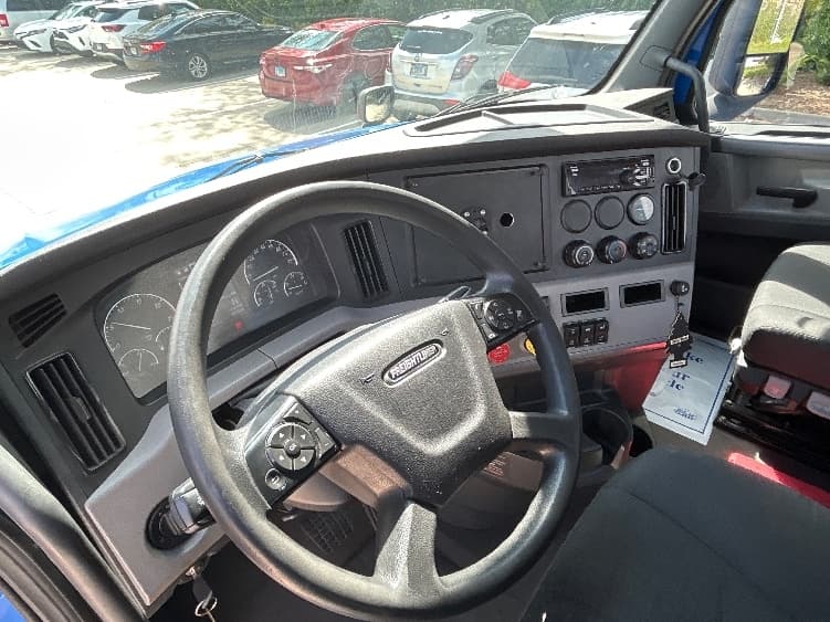 2022 Freightliner Cascadia — photo 10