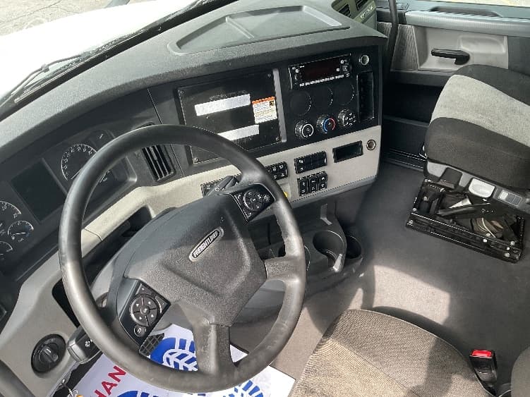 2022 Freightliner Cascadia — photo 10