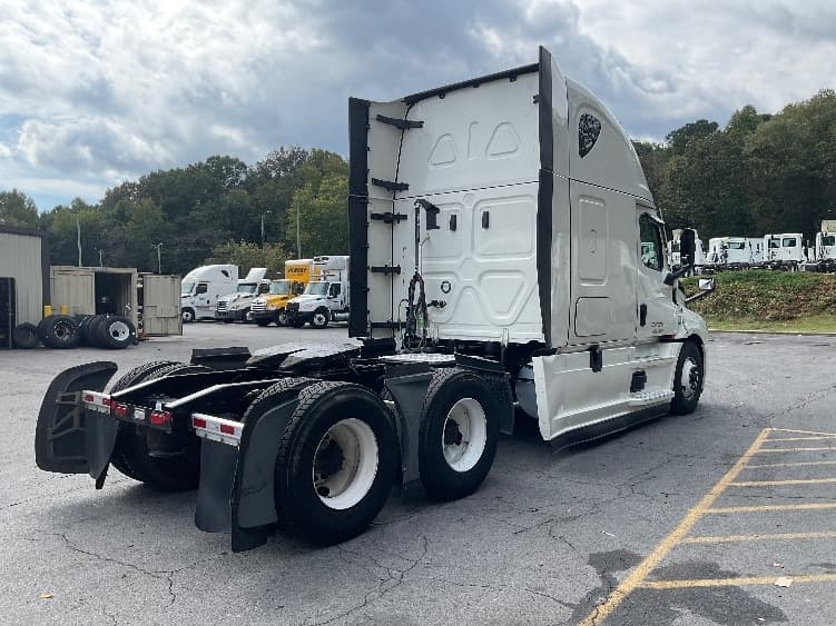 2022 Freightliner Cascadia — photo 7