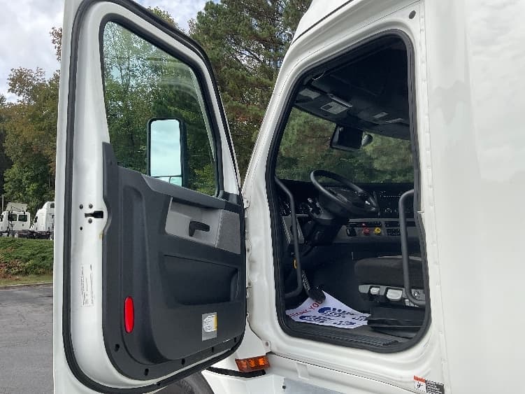 2022 Freightliner Cascadia — photo 9