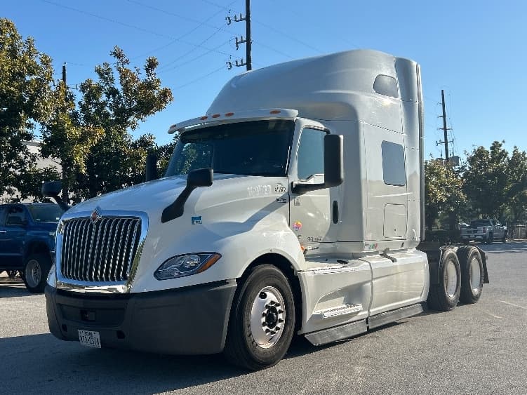 2022 International LT — photo 3