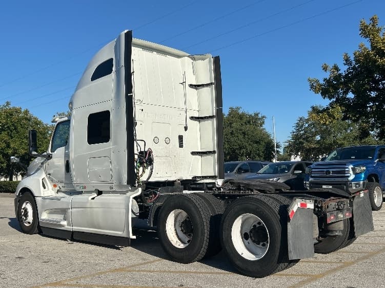 2022 International LT — photo 5